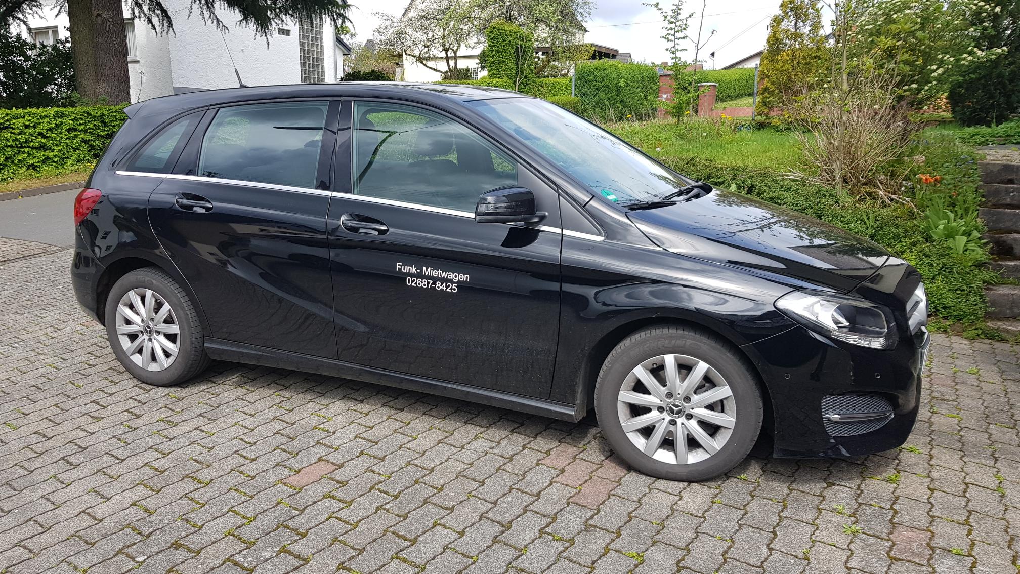 Elegantes Mietwagen Mit Anhngerkupplung Bild